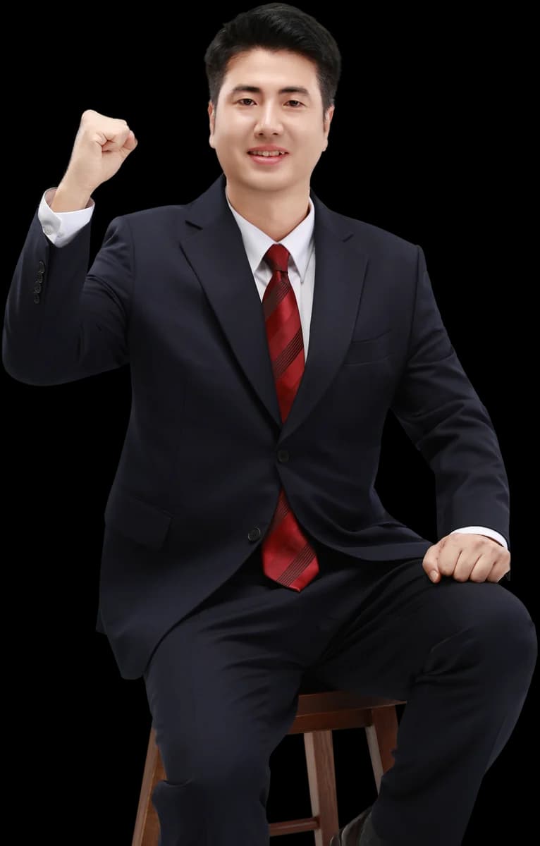 주먹을 쥐고 웃고 있는 법무사 구준환