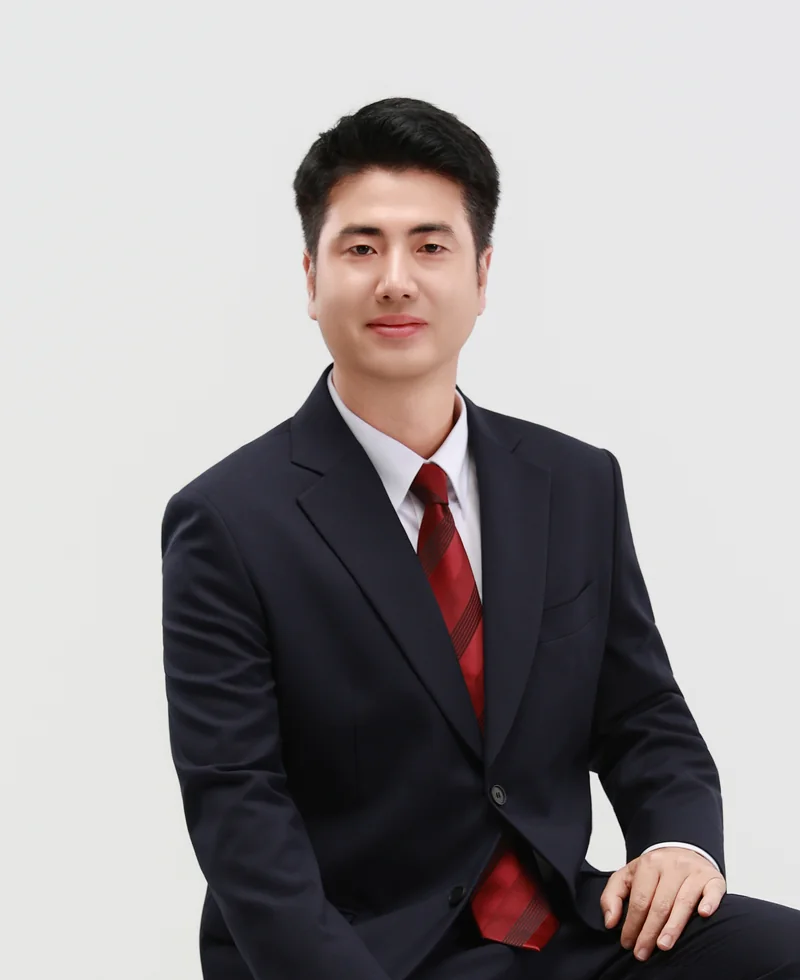 법무사 구준환 — 남색 정장에 붉은 넥타이를 맨 상반신 사진